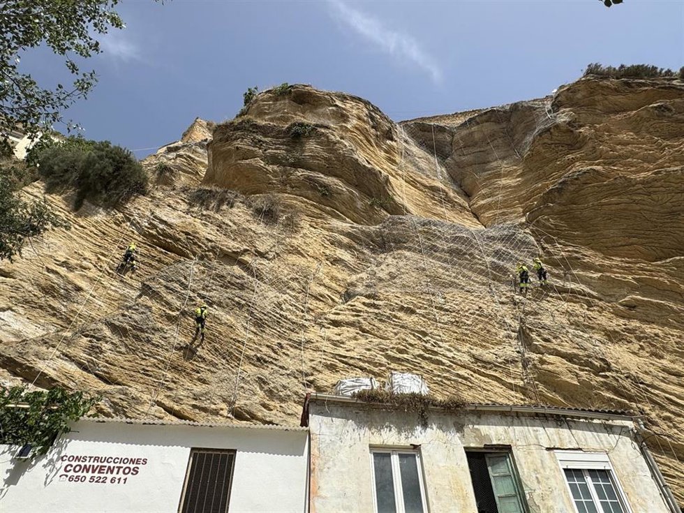 Trabajos de estabilización de los bloques rocosos de Tajos del Coso en Iznájar.