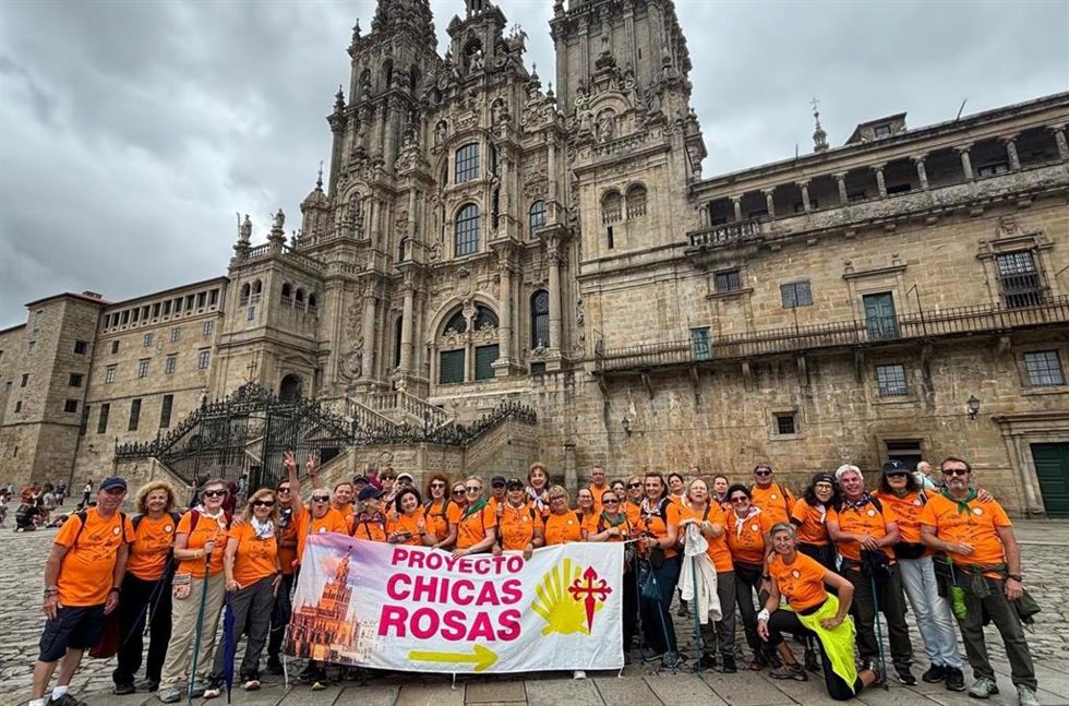 Llegada a Santiago de Compostela de las 'Chicas Rosas' del Hospital de Valme