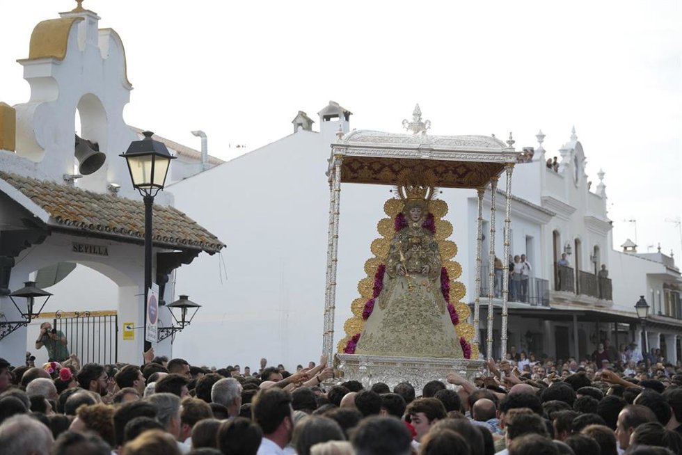 Archivo - La Virgen del Rocío procesiona por la aldea en su visita a las 127 filiales. 