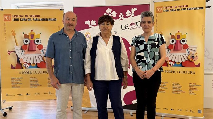 La concejala de Acción y Promoción Cultural del Ayuntamiento de León, Elena Aguado (centro), en la presentación del l Festival de Verano ‘León, Cuna del Parlamentarismo’.