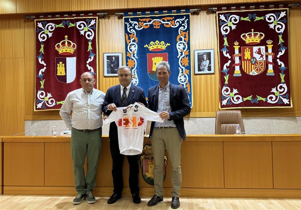 Gregorio preside la firma del contrato que convierte a Talavera en sede del Campeonato de España Máster de Carretera 2026.