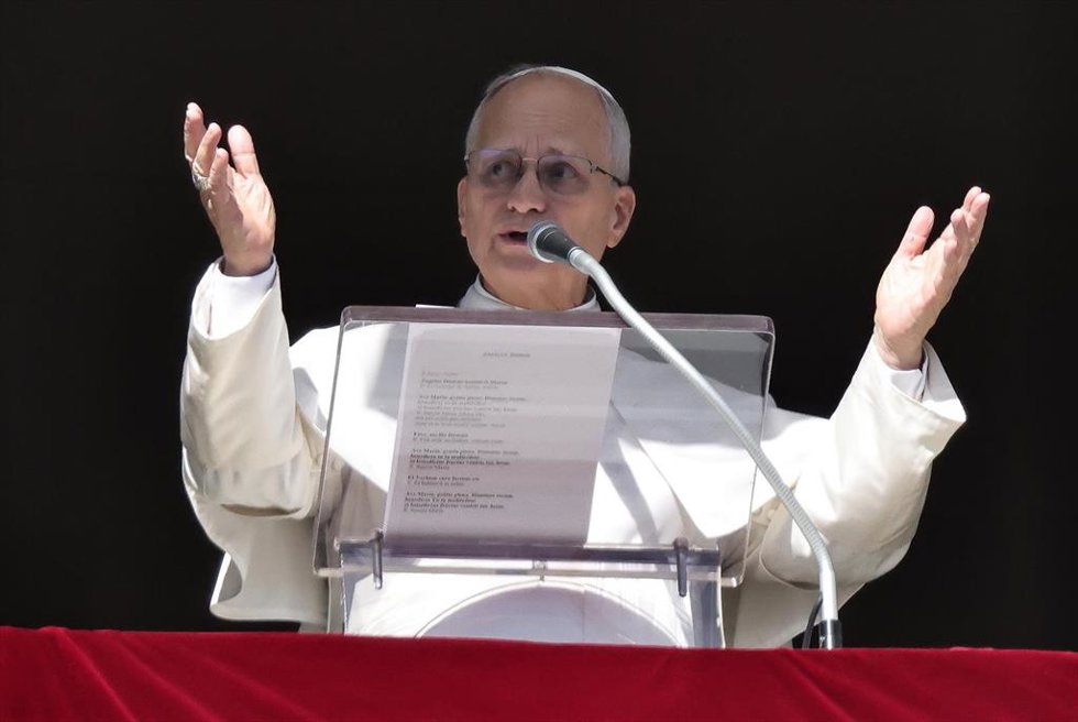 Archivo - El Papa León XIV en un Ángelus.