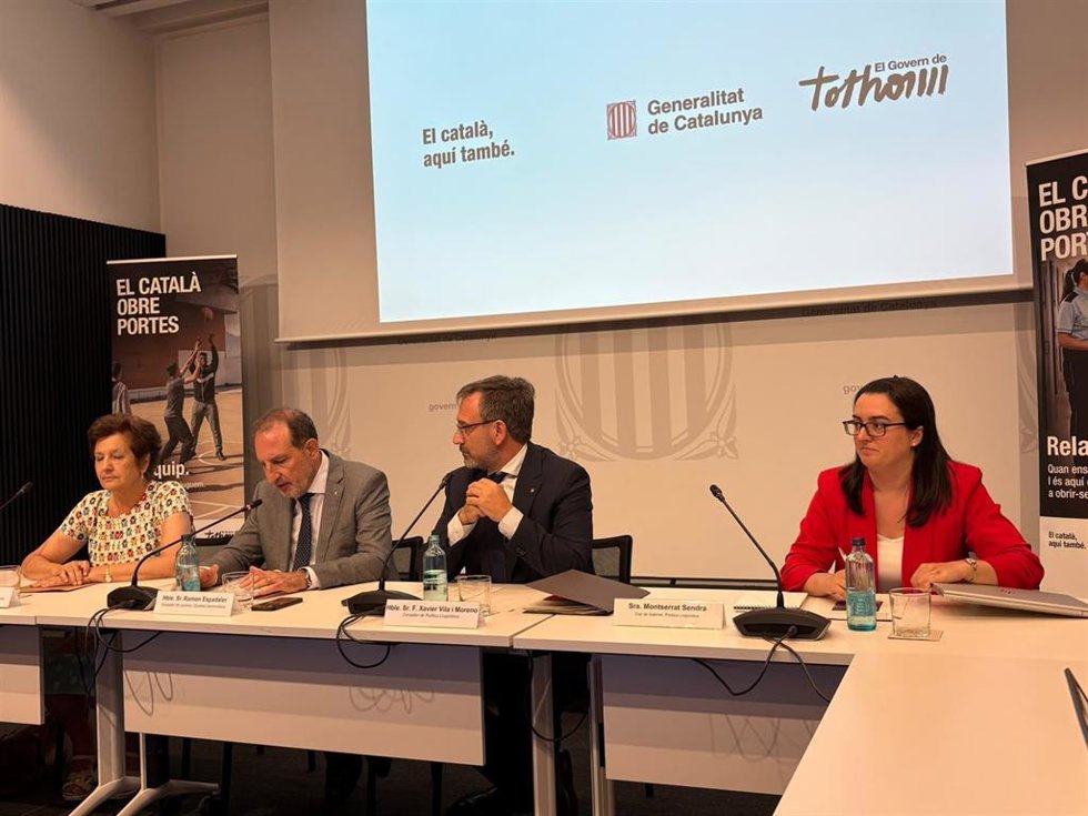 La Secretaria de Medidas Penales y Reinserción, Elena Pérez; el conseller de Justicia y Calidad Democrática, Ramon Espadaler; el conseller de Política Lingüística, Francesc Xavier Vila, y la jefa de gabinete de Política Lingüística, Montserrat Sendra