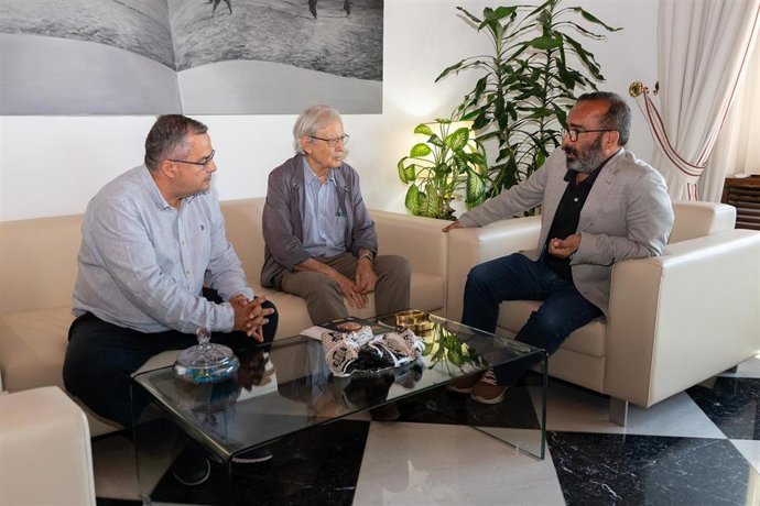 El presidente de CIVES, Victoriano Mayoral, junto al presidente de la Diputación de Cáceres, Miguel Ángel Morales, con quien ha mantenido este lunes una reunión.