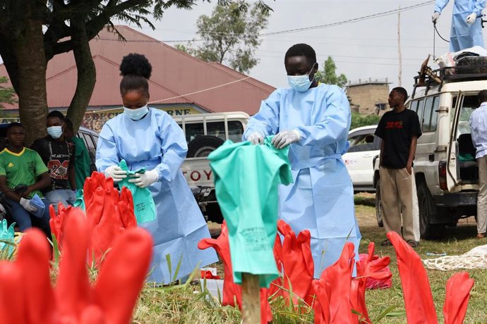 Trabajadores sanitarios en un centro de tratamiento para el ébola en Rwampara en el este de República Democrática del Congo (RDC), en una fotografía de archivo