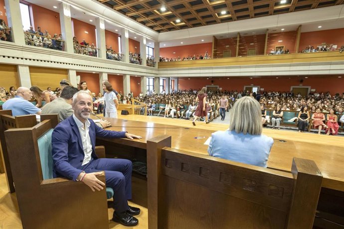 El consejero de Educación y Formación Profesional. Sergio Silva, participa en la entrega de títulos a funcionarios del Cuerpo de Maestros y Profesores.
