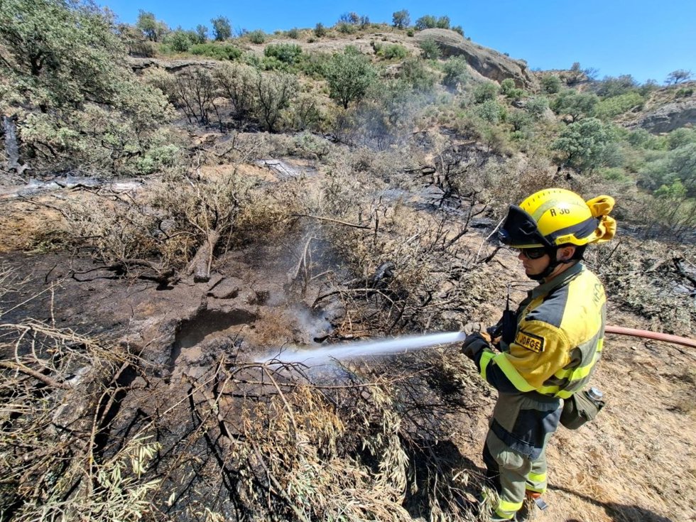 Bomberos de Infoar refrescan la zona del incendio que La Litera