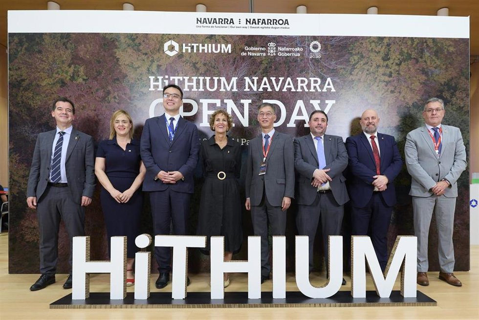 La presidenta de Navarra, María Chivite, y el embajador de China en España, Yao Jing, participan en el 'Día de Puertas Abiertas de Hithium en Navarra'.