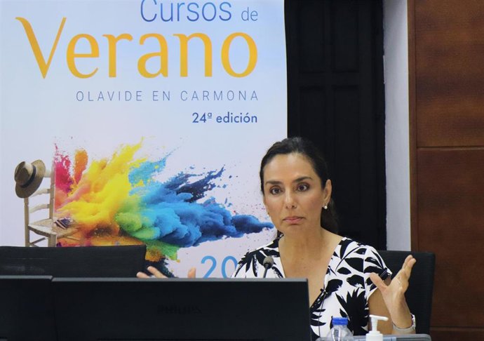 María del Rosario Botton Girón, cónsul general del Perú en Sevilla y directora del taller 'Introducción a la carrera diplomática: funciones, ejes de acción y práctica profesional', que se celebra en los cursos de verano de la UPO.