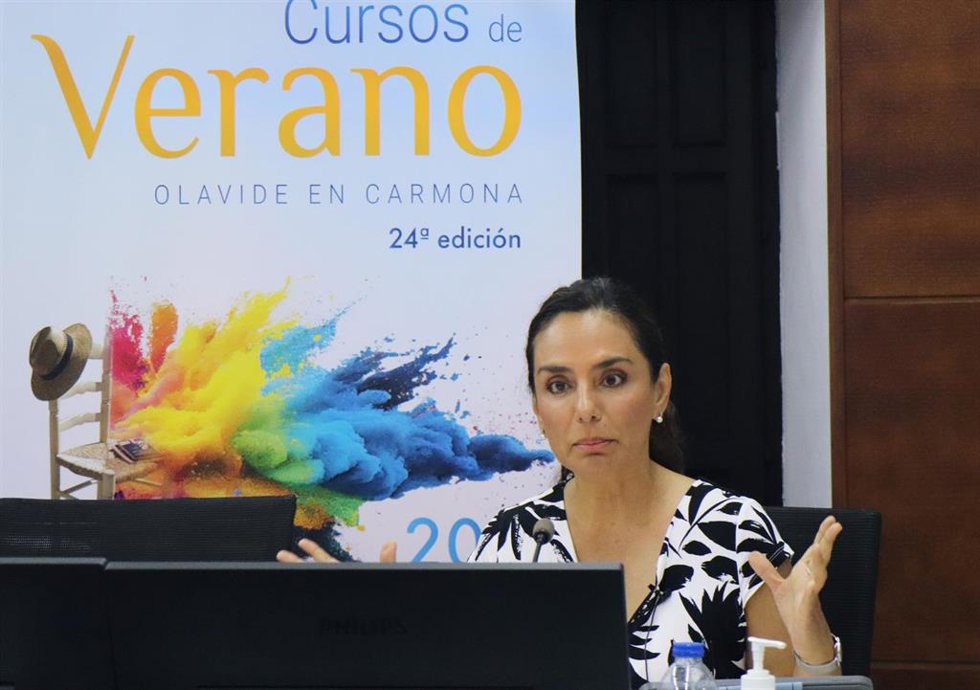 María del Rosario Botton Girón, cónsul general del Perú en Sevilla y directora del taller 'Introducción a la carrera diplomática: funciones, ejes de acción y práctica profesional', que se celebra en los cursos de verano de la UPO.