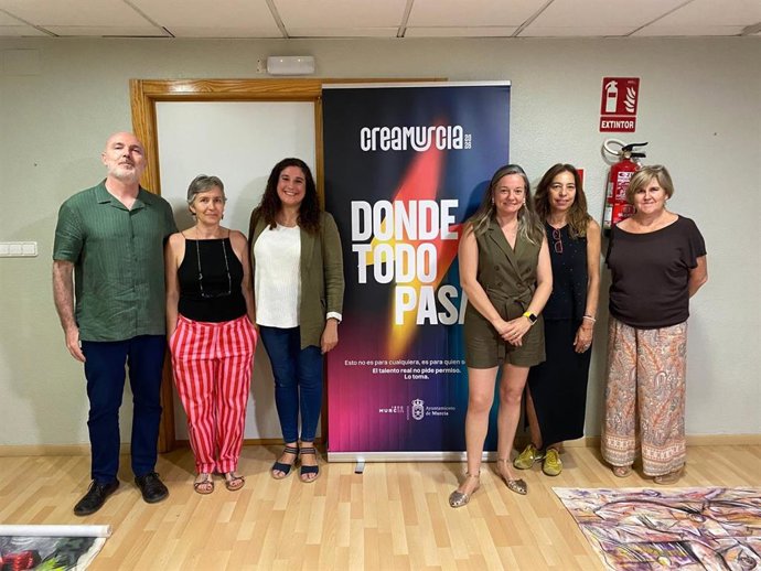 La concejala Concejala Delegada de Talento Joven y Espacios Públicos, Sofía López-Briones, junto a miembros del jurado.