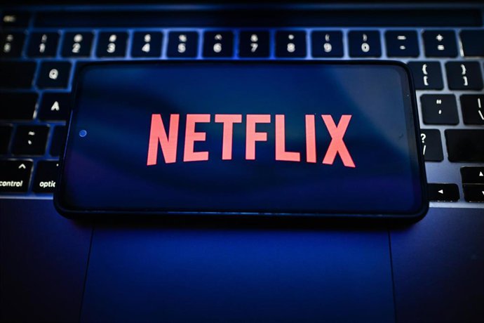 Archivo - May 18, 2026, Poland: In this photo illustration, a Netflix logo is seen displayed on a smartphone on the top of a laptop.