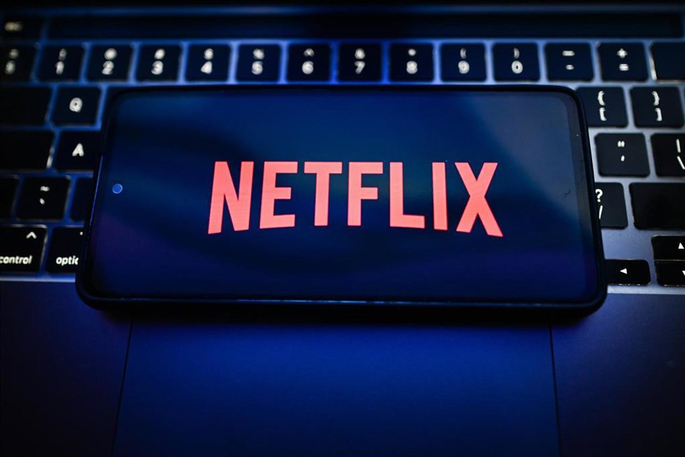 Archivo - May 18, 2026, Poland: In this photo illustration, a Netflix logo is seen displayed on a smartphone on the top of a laptop.
