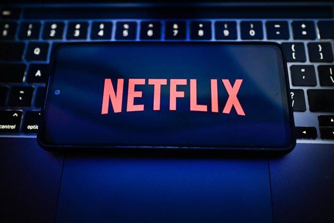 Archivo - Arquivo - 18 de maio de 2026, Polônia: Nesta ilustração fotográfica, vê-se o logotipo da Netflix exibido em um smartphone colocado sobre um laptop.
