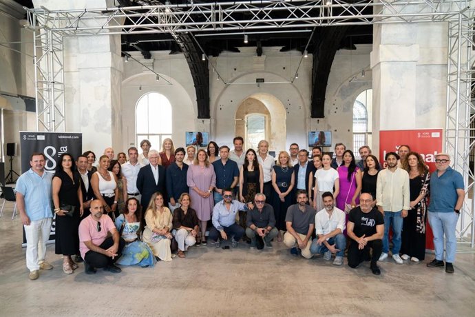 Foto de familia tras la presentación de la programación de actividades paralelas de la Bienal, en la Fábrica de Artillería