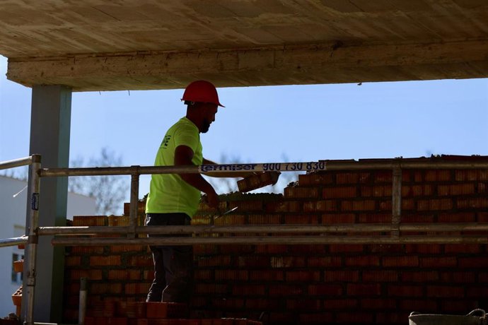 Archivo - CCOO de Andalucía considera una "irresponsabilidad política" que el PP andaluz impugne el nuevo Plan Estatal de Vivienda.  