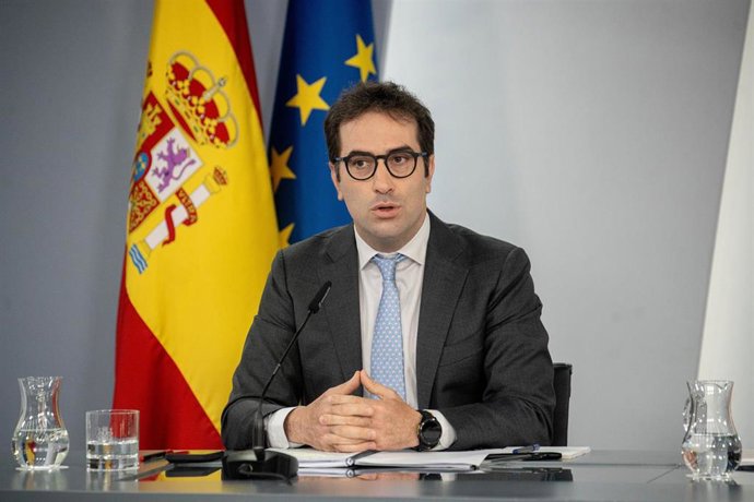 El vicepresidente primero y ministro de Economía, Comercio y Empresa, Carlos Cuerpo, este lunes en la rueda de prensa tras el Consejo de Ministros.