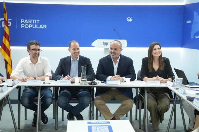 El reelegido presidente del PP catalán, Alejandro Fernández (2d), durante el Comité de dirección del PP de Catalunya, a 29 de junio de 2026