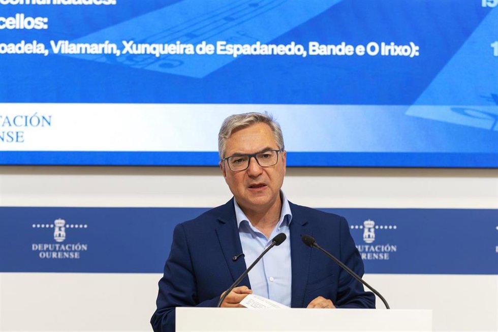El presidente de la Diputación de Ourense, Luis Menor, comparece en rueda de prensa para dar cuenta de los asuntos aprobados en junta de gobierno