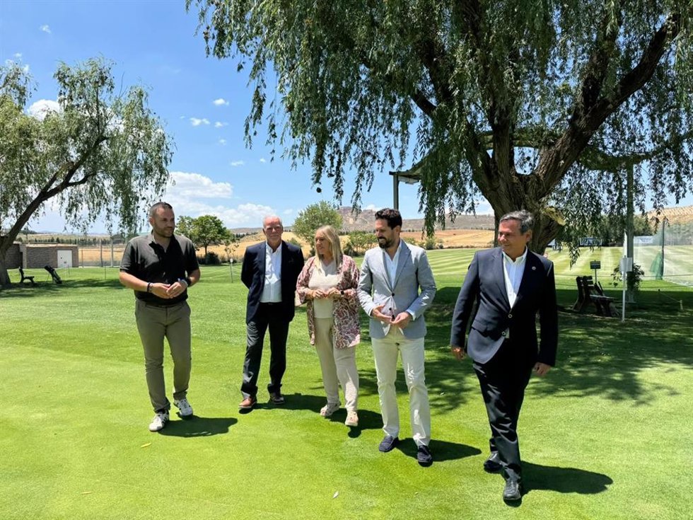 El delegado de Turismo, Cultura y Deporte, David Rodríguez, y la alcaldesa de Las Gabias, María Merinda Sádaba, han recepcionado este lunes las obras de modernización del sistema de riego del campo de golf ubicado en el municipio del área metropolitana.