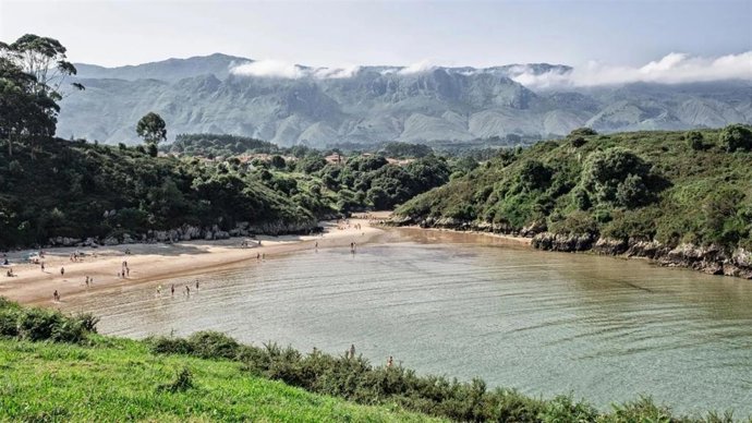 La Playa de Poo, en Llanes, elegida mejor playa de España 2026 por Condé Nast Traveler