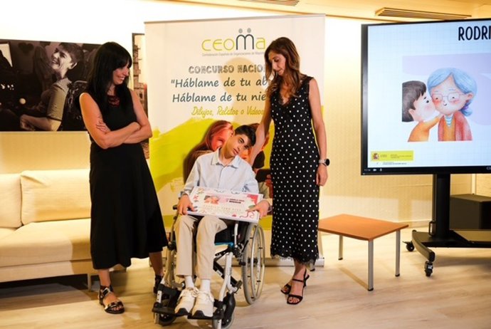 El isleño Rodrigo Baro, alumno del Centro de Educación Especial SAR Infanta Doña Cristina de San Fernando (Cádiz), recogiendo su reconocimiento del concurso nacional 'Háblame de tu abuelo/a, háblame de tu nieto/a'.