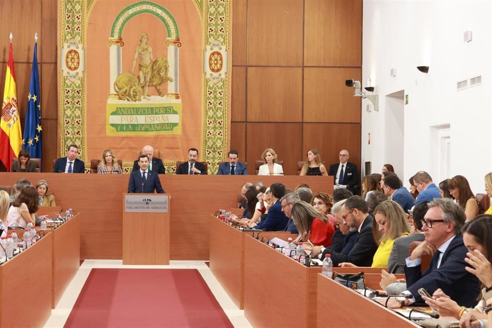 El presidente en funciones de la Junta y candidato del PP a la reelección, Juanma Moreno durante su intervención en del debate de investidura como presidente de la Junta de Andalucía.