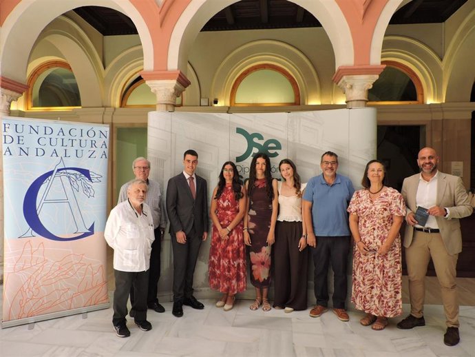 Foto de familia de los galardonados con el Premio Fernán Caballero de Relato Corto