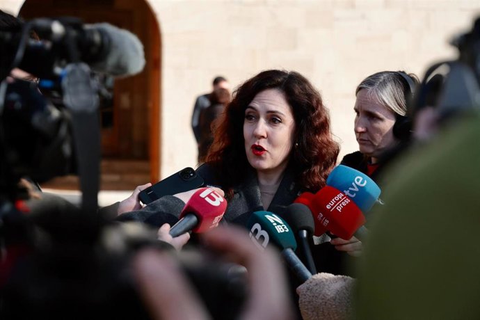 Archivo - La consellera de Familias, Bienestar Social y Atención a la Dependencia, Sandra Fernández, atiende a los medios.