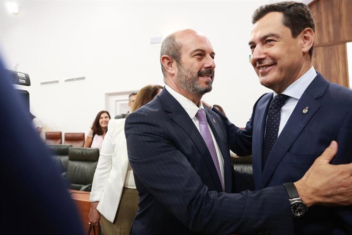 El presidente en funciones de la Junta y candidato del PP a la reelección, Juanma Moreno (d), saluda al presidente del Senado de España, Pedro Rollán (i), tras su intervención en del debate de investidura como presidente de la Junta de Andalucía. A 29 de 