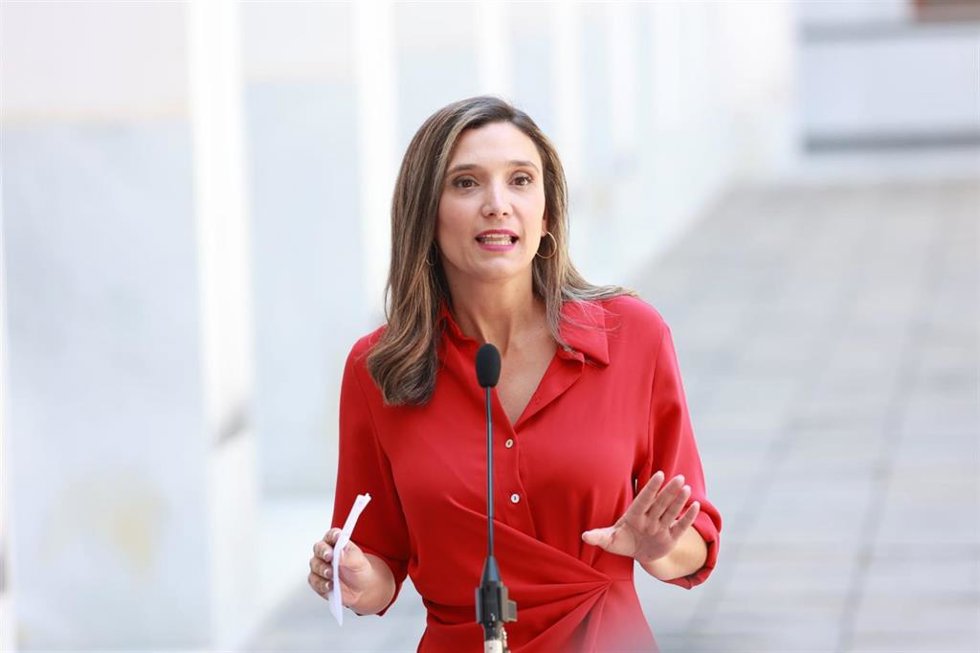 La portavoz adjunta del PSOE-A en el Parlamento andaluz María Márquez atiende a los medios.
