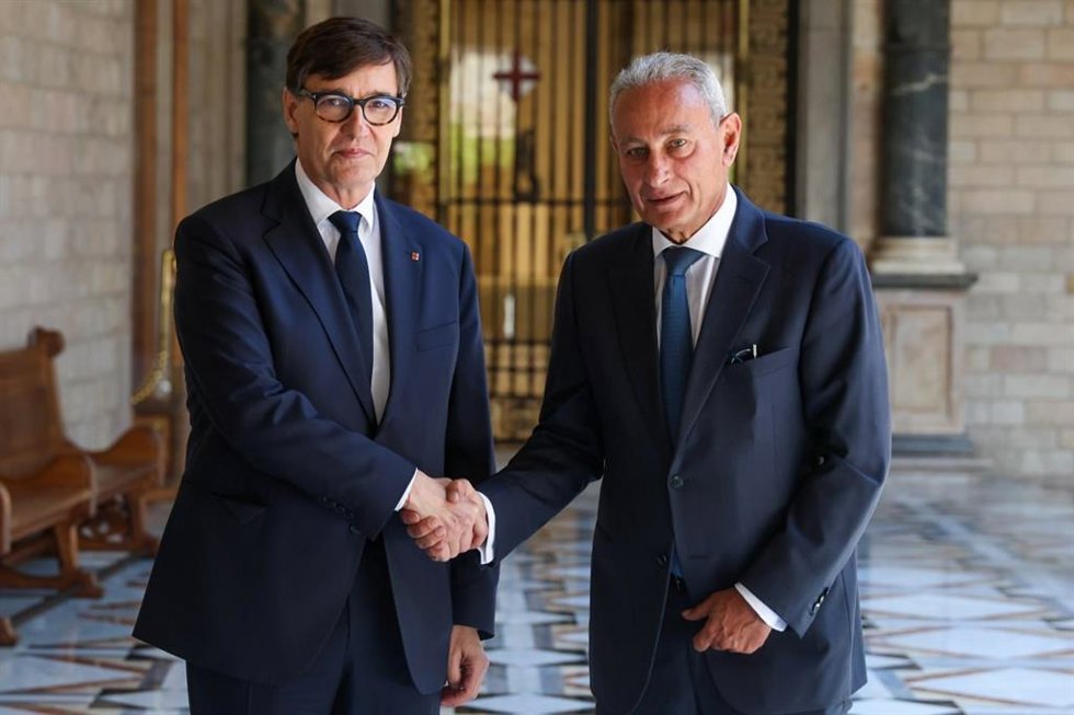 El presidente de la Generalitat, Salvador Illa, y el secretario general de la Unión por el Mediterráneo (UpM), Nasser Kamel, en el Palau de la Generalitat
