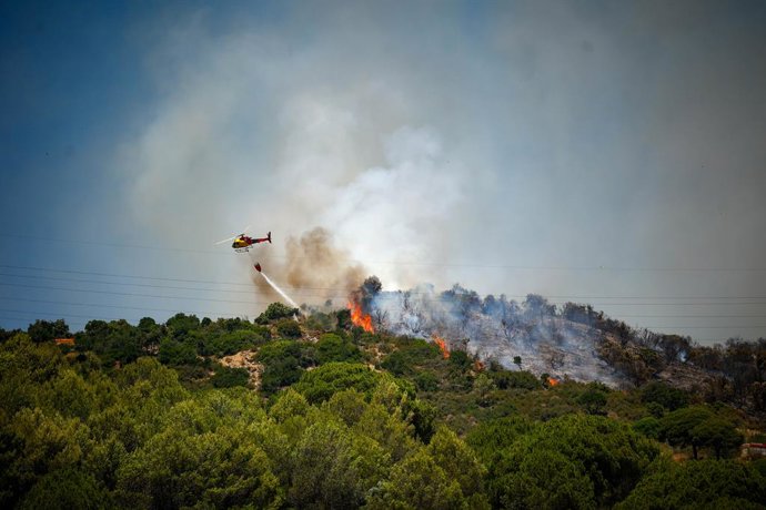 Helicòpter durant un incendi forestal