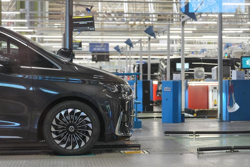 El interior de la planta de Mercedes-Benz en Vitoria, durante la celebración del acto de presentación institucional del inicio de producción del nuevo modelo de vehículo eléctrico VLE de Mercedes-Benz, a 12 de junio de 2026, en Vitoria.