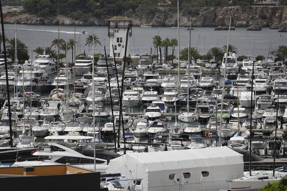 Archivo - 10 August 2021, Spain, Calvia: Boats lie in the water in the port of Puerto Portals in Mallorca. Photo: Clara Margais/dpa