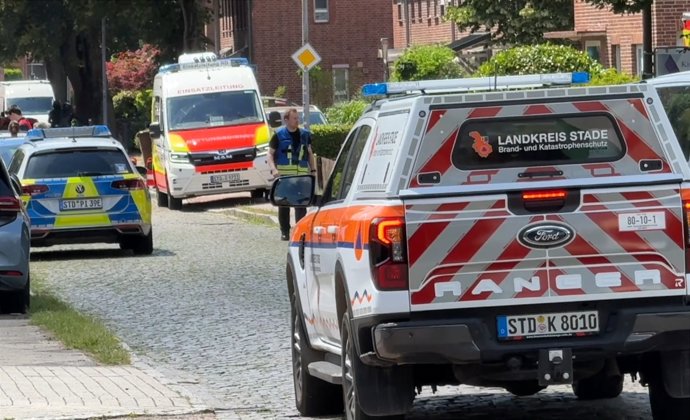 29 June 2026, Lower Saxony, Stade: Emergency responders are on a street in Stade. In Stade, west of Hamburg, several people have been killed in a shooting. Two suspects have been arrested, a police spokesperson confirmed in response to a dpa inquiry.