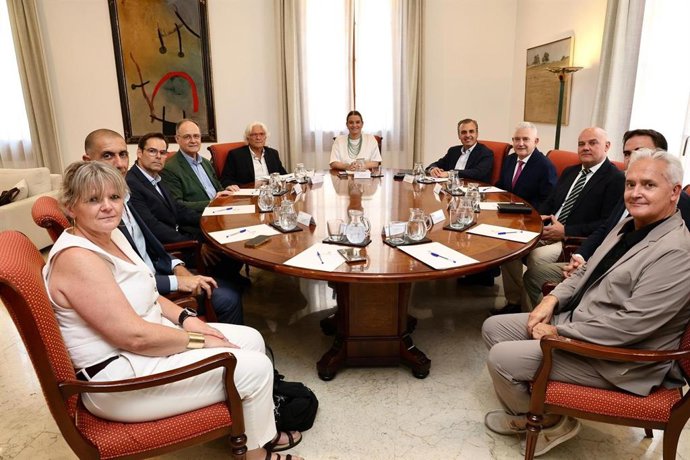 La presidenta del Govern, Marga Prohens, recibe en audiencia a representantes de Ceceib