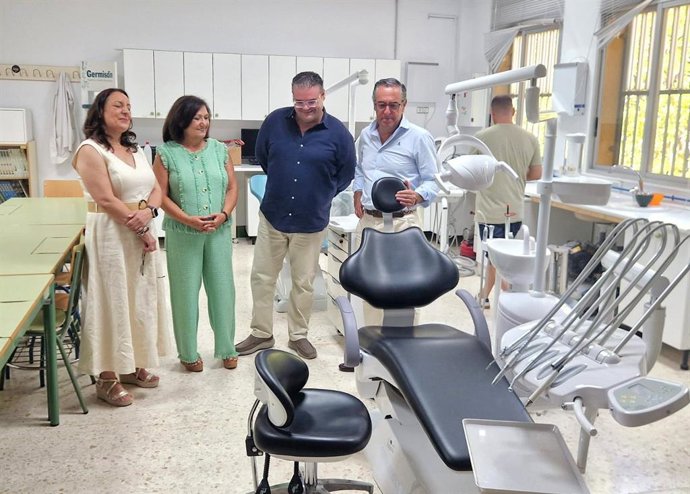 El delegado territorial, Miguel Briones, visita el IES Victoria Kent de Marbella, junto a la directora general de Educación y Cultura del Ayuntamiento costasoleño, Carmen Díaz, y el director del centro educativo, Luis Carlos Dávila
