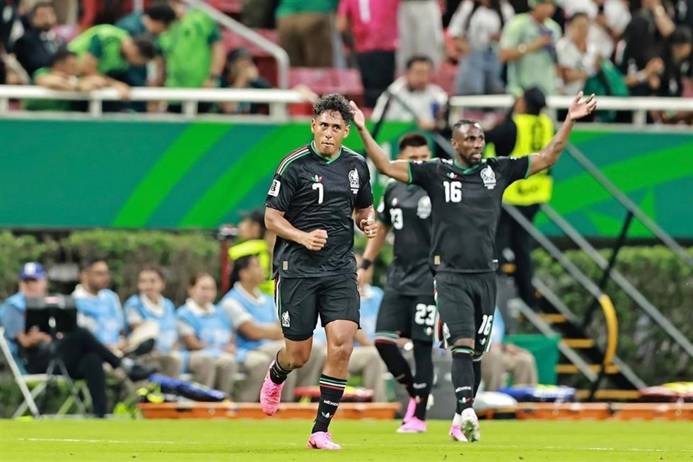 El futbolista mexicano Luis Romo celebrando su gol contra Corea del Sur en el Mundial de fútbol de 2026.