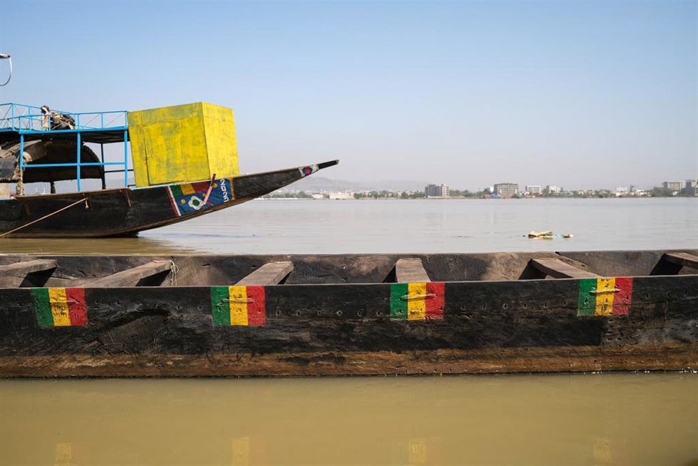 Archivo - Una canoa en Badalabougou, Malí (archivo)
