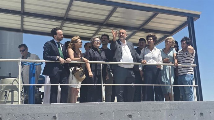 El vicepresidente primero y la consejera de Desarrollo Sostenible en la inauguración de la EDAR.
