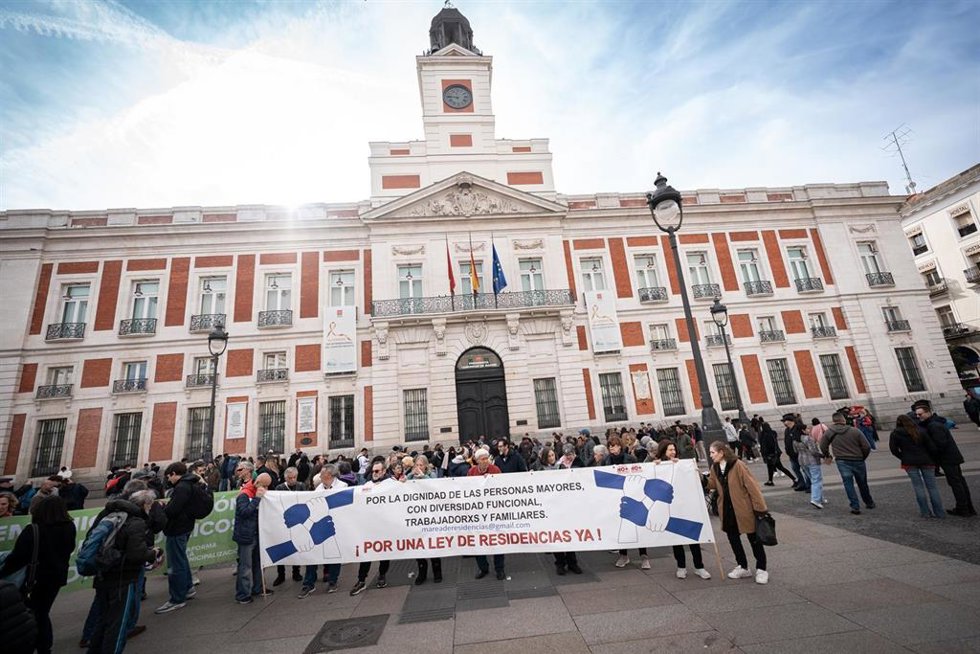 Archivo - Decenas de personas durante una manifestación para denunciar las muertes durante la pandemia, a 15 de febrero de 2025, en Madrid (España).