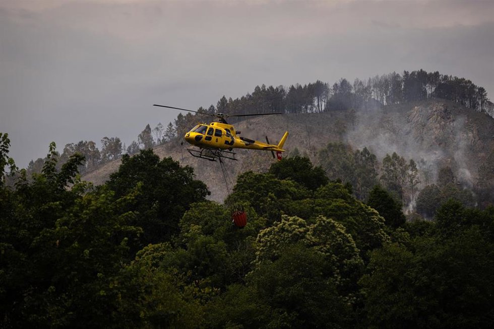 Helicóptero durante las labores de extinción de un incendio forestal, a 14 de junio de 2026, en Grado, Asturias (España). 