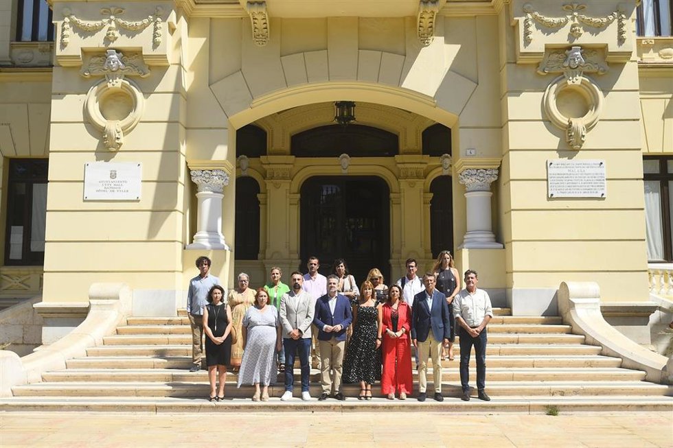 Minuto de silencio a las puertas del Ayuntamiento de Málaga como muestra de solidaridad y respeto a las víctimas de los terremotos en Venezuela