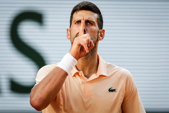 Archivo - Serbian tennis player Novak Djokovic celebrates defeating France's Valentin Royer during their Men's singles second round match of the French Open tennis tournament (Roland Garros 2026)