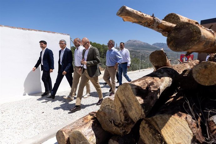 El presidente de la Diputación de Málaga, Francisco Salado, inaugura el centro de tratamiento de Biomasa en Yunquera