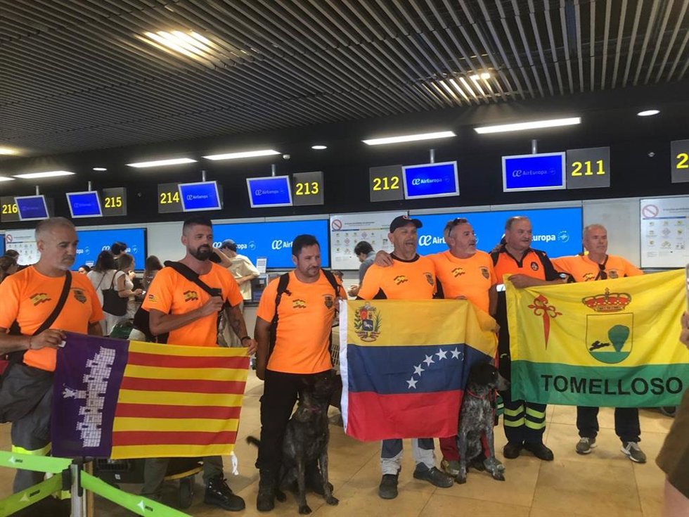 El Grupo de Rescate Balear momentos antes de comenzar a embarcar para partir hacia Venezuela