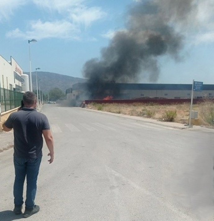 Declarado un incendio junto a varias naves industriales en Librilla (Murcia)