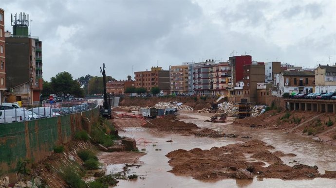 Archivo - Obras de reconstrucción en la pasarela del Carrer Convent de Paiporta (Valencia) por la dana del 29 de octubre de 2024.