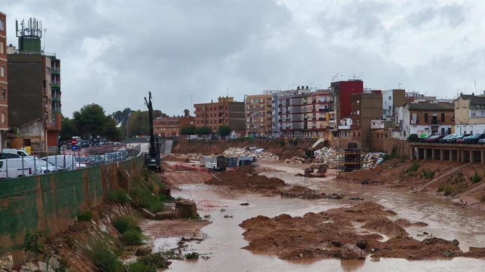 Archivo - Obras de reconstrucción en la pasarela del Carrer Convent de Paiporta (Valencia) por la dana del 29 de octubre de 2024.